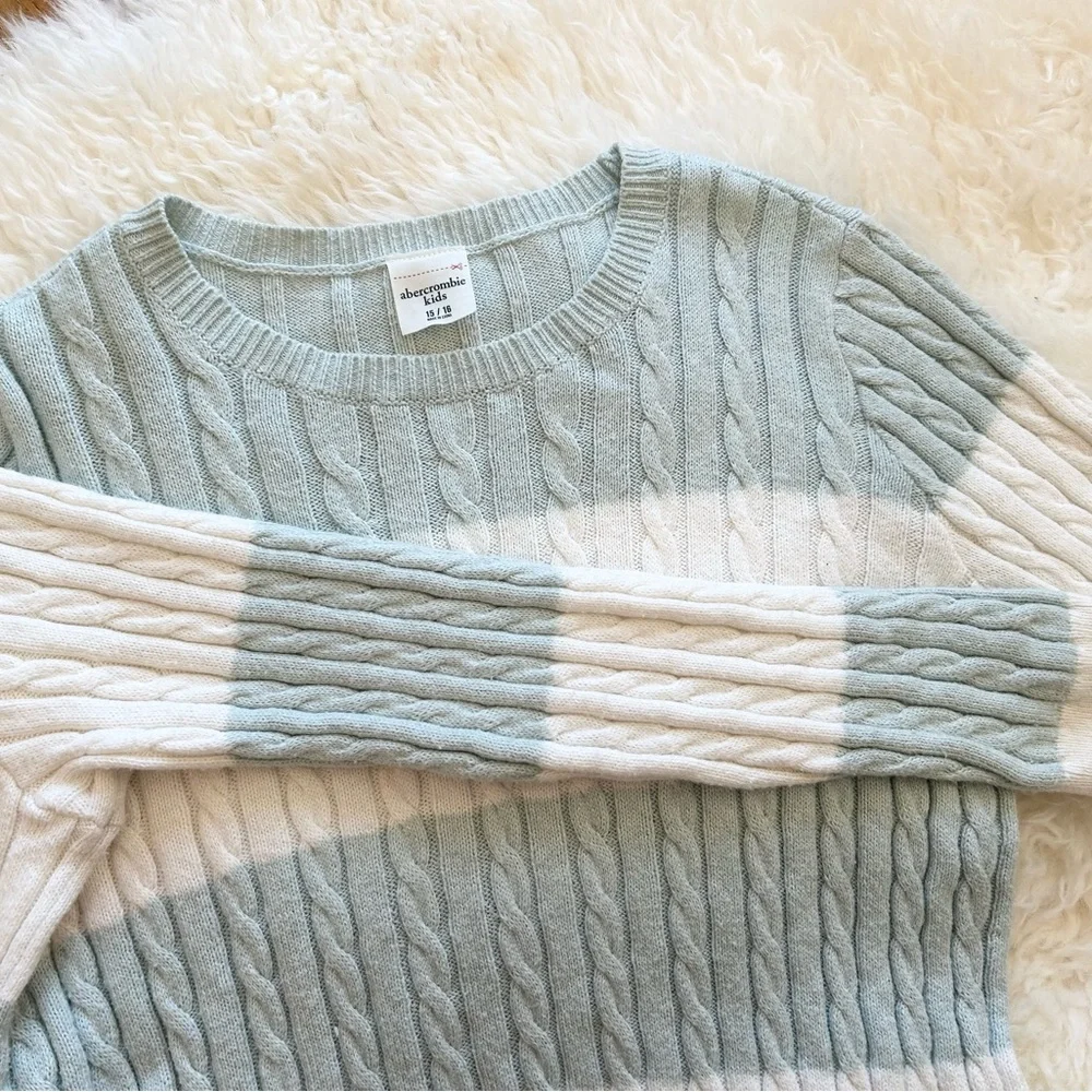 Abercrombie & Fitch Cable Knit Sweater - Picture 3 of 4